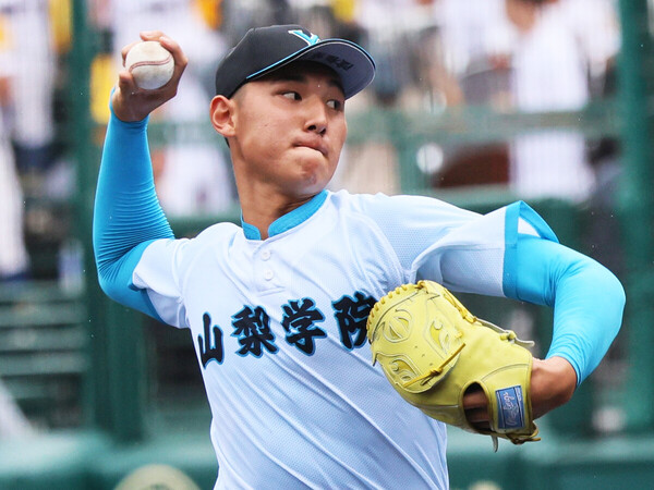 山梨学院の身長194センチの大型右腕・菰田陽生　photo by Ohtomo Yoshiyuki
