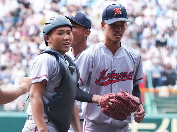 優勝候補の健大高崎に勝利した京都国際の西村一毅（右）と猪股琉冴のバッテリー　photo by Matsuhashi Ryuki