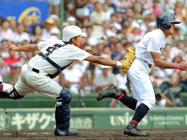 左投げの捕手として注目を集めた那覇高校・長嶺勇也　photo by Sankei Visual