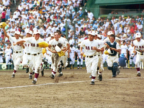 2000年夏の甲子園に出場し、初戦で中京商に勝利した那覇高校 photo by Nikkan sports