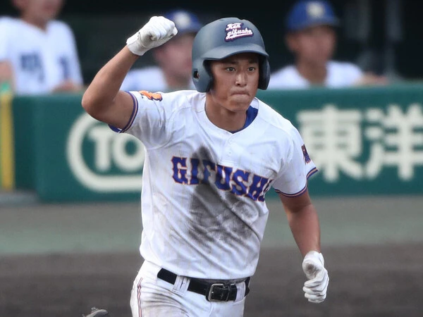 2020年夏の甲子園交流試合で本塁打を放つ佐々木泰　photo by Sankei Visual