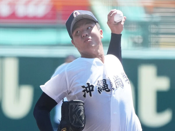 初戦の金足農戦で14奪三振と圧巻のピッチングを披露した沖縄尚学・末吉良丞　photo by Matsuhashi Ryuki