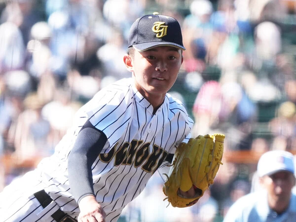 初戦の仙台育英戦で５回からマウンドに上がり４イニング無失点の好投を見せた鳥取城北・鈴木欧音　photo by Matsuhashi Ryuki