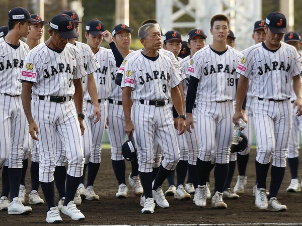 大会連覇を目指した小倉全由監督（中央）率いる侍ジャパンU−18のメンバーたち　photo by Sankei Visual
