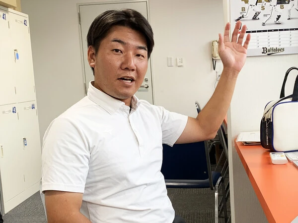 控えの内野手だった椋木蓮に投手転向を進言した西岡大輔部長 photo by Uchida Katsuharu