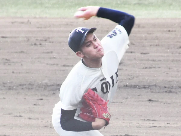 大阪桐蔭の192センチ左腕・川本晴大photo by Kikuchi Takahiro