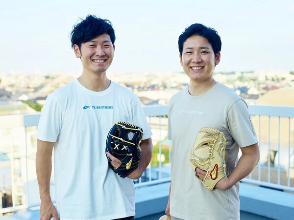 2024年２月にグラブメーカー「YK BROTHERS」を立ち上げた鈴木裕司さん（写真左）と弟の健介さん写真は本人提供