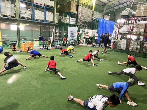 身体機能向上アカデミーでは、小・中学生の球児を対象に、体の使い方や体幹強化などをテーマに指導している　写真は本人提供