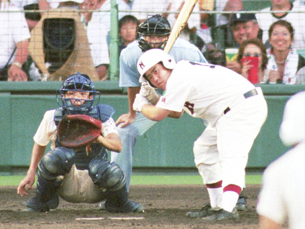 【高校野球】左投げの捕手＆三塁手、ダンゴムシ打法...25年前、甲子園で異彩を放った個性派集団・那覇高校の戦い