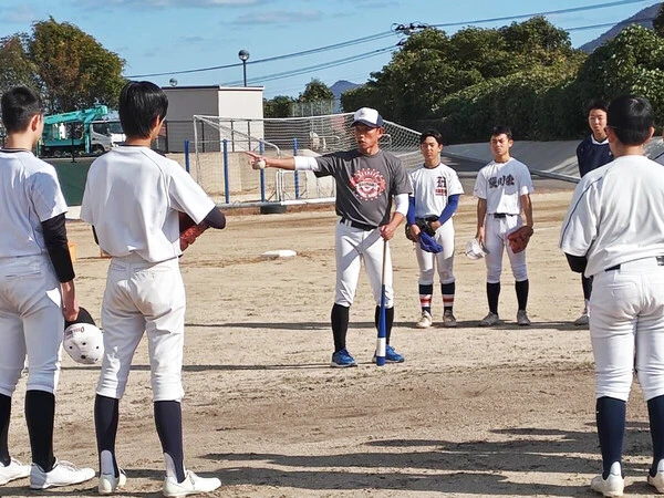 昨年秋に出雲市で開催された合同練習会で選手たちを指導する奥村幸治（写真中央）photo by Tanigami Shiro