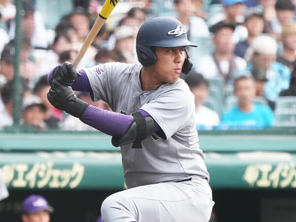 左投右打の強打者、花巻東の赤間史弥photo by Ryuki Matsuhashi