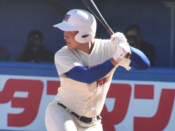 昨年秋の神宮大会でバックスクリーンに本塁打を放った神戸国際大付・川中鉄平photo by Takahiro Kikuchi