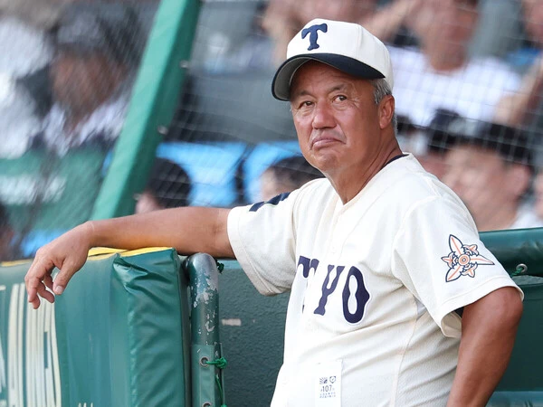 2023年から母校である東洋大姫路の指揮を執る岡田龍生監督　photo by Sankei Visual