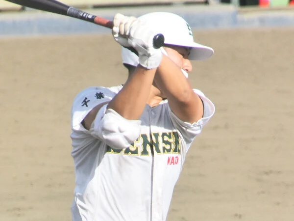 勝負強いバッティングが光る専大松戸・吉岡伸太朗photo by Takahiro Kikuchi