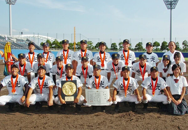 2007年に初めて夏の大阪大会を制した金光大阪。後列右端が櫻井富男氏（写真は本人提供）