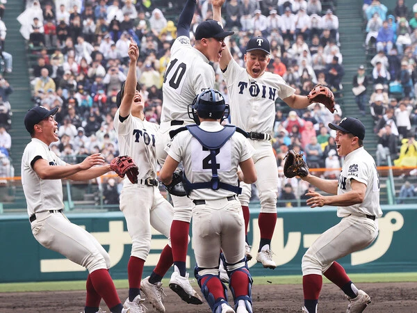 智辯学園を下し、４年ぶり５度目の選抜優勝を飾った大阪桐蔭　photo by Yoshiyuki Ohtomo