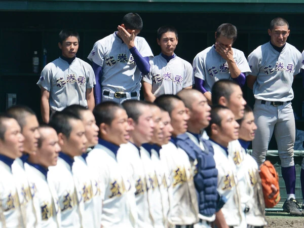 甲子園出場を決め校歌を歌う盛岡大附ナインと、涙ぐむ花巻東の大谷翔平（後方左から２人目）　photo by Sankei Visual