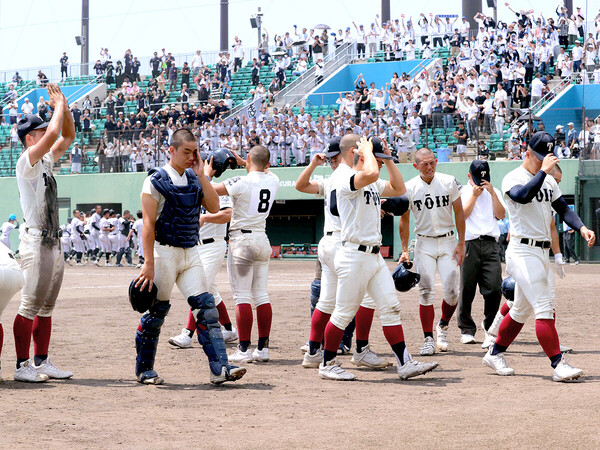 大阪大会４回戦で大阪立命館に敗れた大阪桐蔭ナイン　photo by Kyodo News