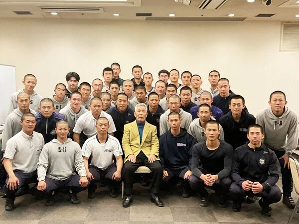 今年3月、高知遠征の際に現チームの選手たちに熱弁を振るった北陽元監督の松岡英孝氏（前列中央）　写真は野球部提供