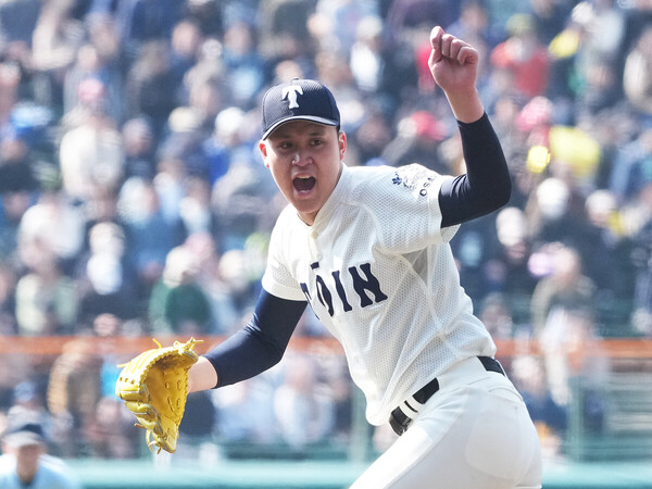 今春の選抜大会で圧巻の投球を披露した大阪桐蔭の２年生左腕・川本晴大　photo by Ryuki Matsuhashi