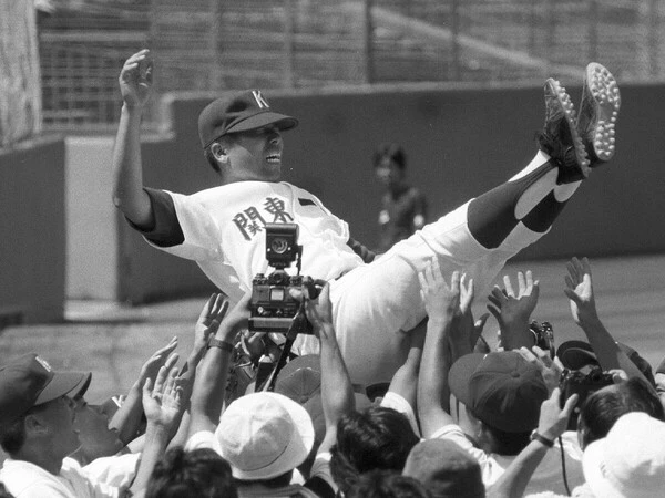 1985年夏、甲子園初出場を果たして胴上げされる小倉全由氏　photo by Nikkan sports