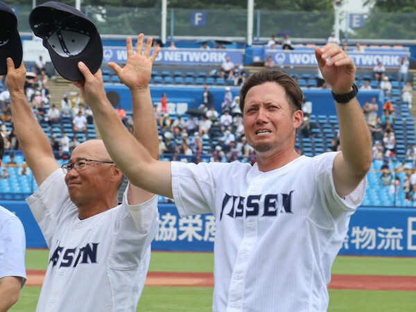 西東京大会を制し初の甲子園出場を決めた八王子実践・河本ロバート監督（右）　photo by Yu Takagi