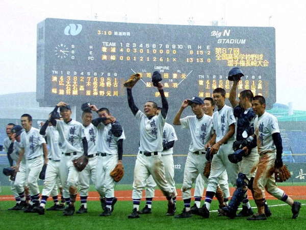 大逆転で瓊浦を破り、春夏通じて初の甲子園出場を決めた清峰ナイン　photo by Nikkan sports