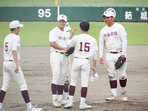 創部１年目で初勝利を飾った四谷学院ナイン　photo by Takahiro Kikuchi