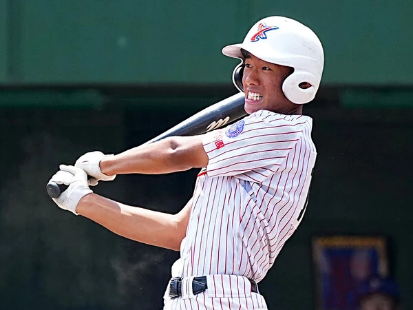 山村学園の大型野手・松本智司　photo by Sankei Visual