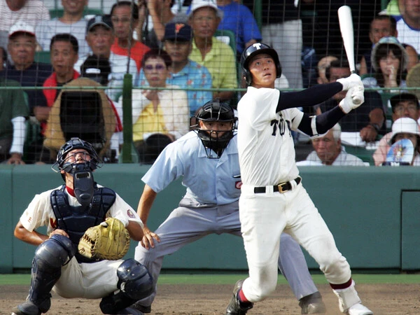 2005年夏の春日部共栄戦で勝ち越しの本塁打を放つ大阪桐蔭・中田翔　photo by Sankei Visual