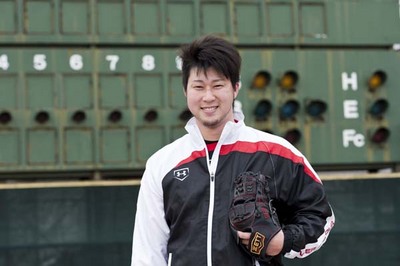 1986年６月６日、神奈川県生まれ（26歳）。横浜商大高から社会人野球の新日本石油ENEOS（現・JX－ENEOS）に進む。社会人４年目の2008年、スポニチ大会準々決勝（対JFE東日本戦）で大会新の18奪三振を記録。同年夏の都市対抗野球大会では５試合に登板し、４勝を挙げる活躍で橋戸賞を受賞。この年の９月にメジャー挑戦を表明し、レッドソックスと３年契約を結んだ