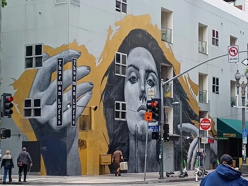 LAダウンタウンのスプリング通り沿のビルに描かれた「Our Lady of DTLA」　photo Okuda Hideki