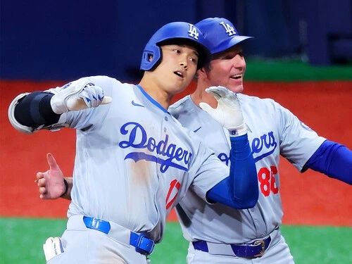 一塁ベース上でヘッドバンプする大谷翔平とマッカローコーチ　photo by AFLO