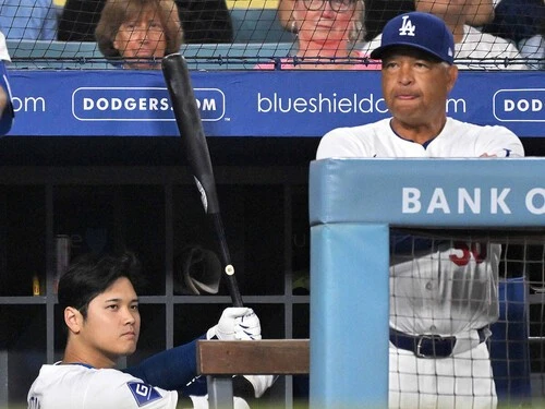 大谷（左）はじめ、選手個々との会話を重視するロバーツ監督　photo by Jiji Press