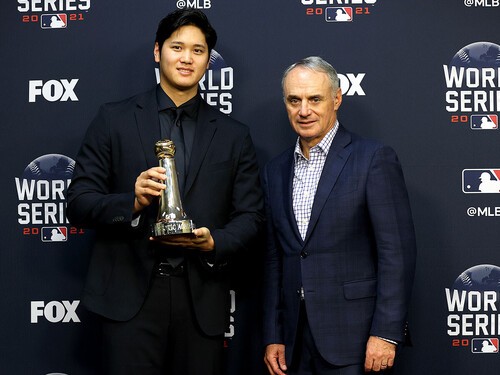 エンゼルス時代の2021年、コミッショナー表彰時の大谷（右はマンフレッド氏）。この時、ネルソン氏が司会を務めていた　photo by Getty Images