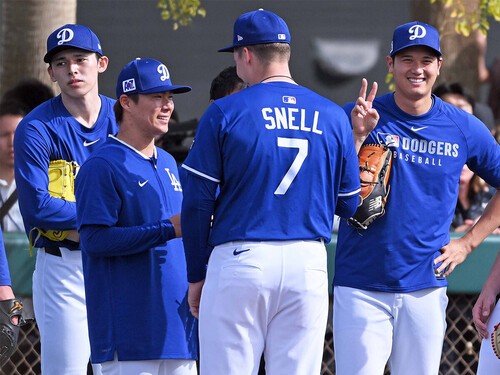 今季のドジャース先発陣を担う面々（右から大谷、移籍のスネルと談笑する山本、佐々木）　photo by Jiji Press