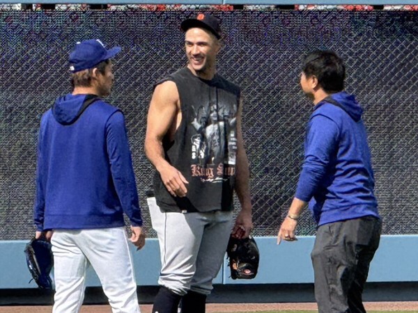試合前にタイガースのジャック・フレアティ（中央）と話し込む山本由伸（左）　photo by Suzuki Yu