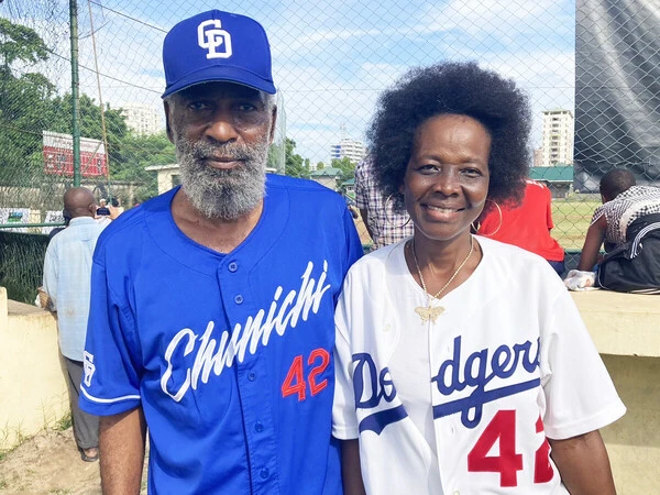 夫人とともに中日ドラゴンズのブライト健太の42番のユニフォームを着るジャッキー・ロビンソンの次男、デービッド・ロビンソン氏（写真左）　photo by Kato Jun