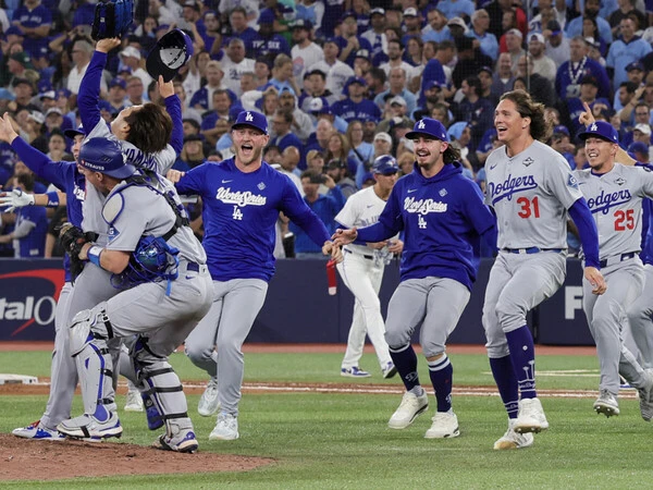 ブルージェイズを下し、ワールドシリーズ連覇を達成したドジャースphoto by L.A Times