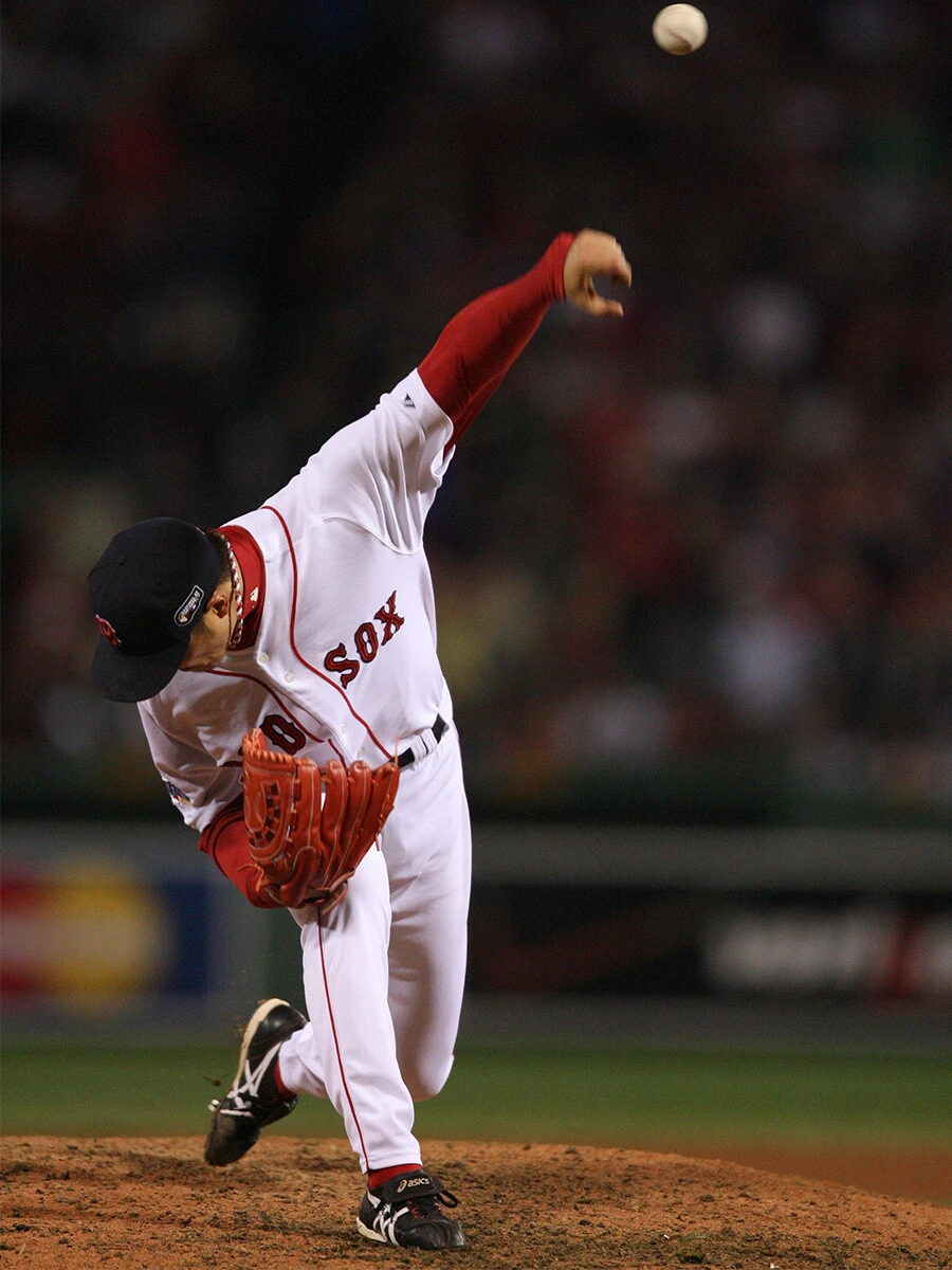 ボールのリリース時には下を向く独特な投法で次々と打者を討ち取った photo by Getty Images