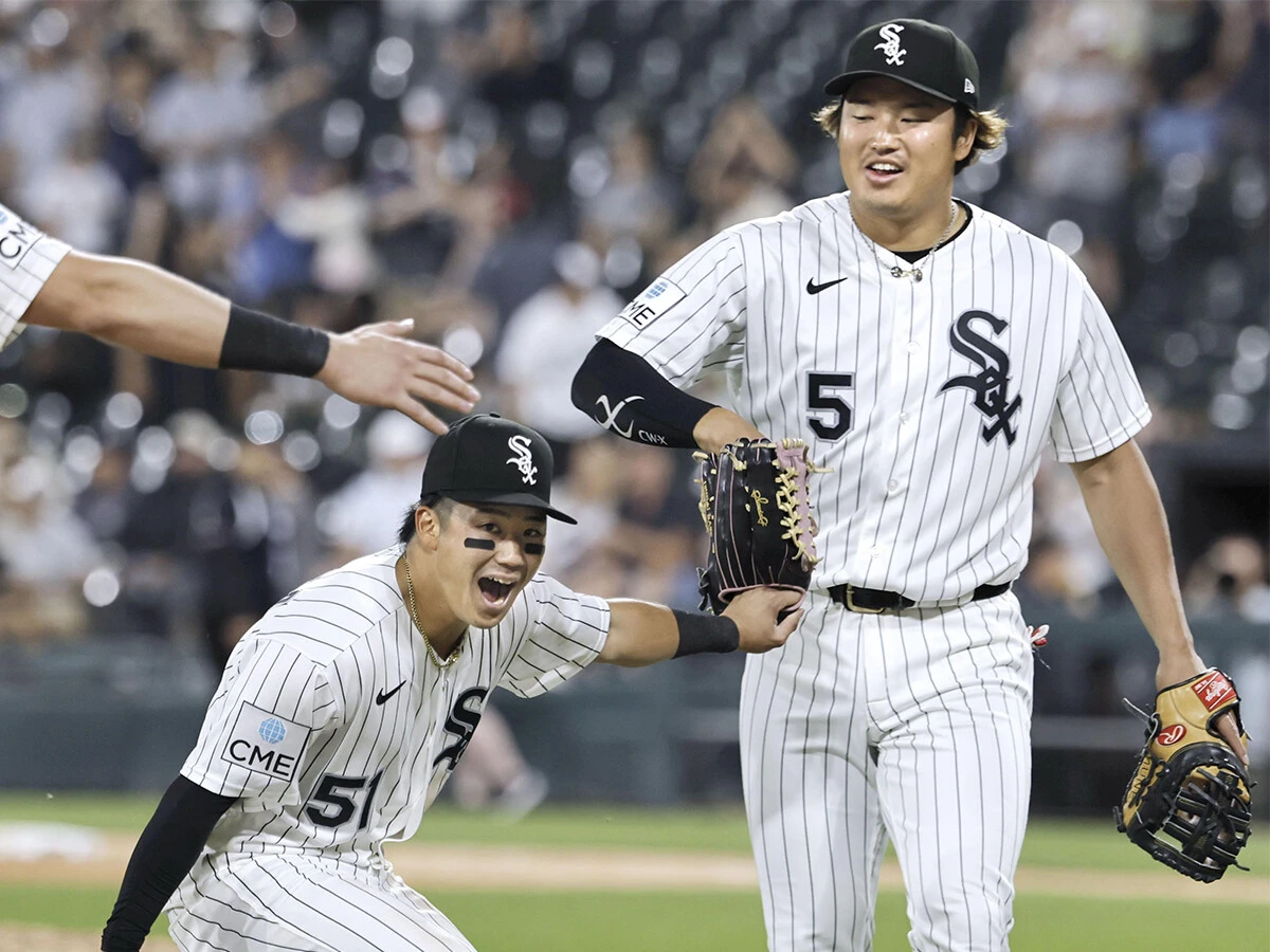 好プレーに湧くホワイトソックスの西田陸浮（左）と村上宗隆 photo by Kyodo News