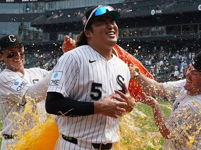7月26日のアストロズ戦で、チームメイトから祝福を受けた村上　photo by Imagn/ロイター/アフロ