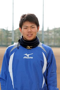 1994年1月18日、神奈川県生まれ。東海大甲府高校では１年春からレギュラーとして活躍。甲子園の経験はないが、高校通算71本塁打を放ち、ドラフトでは３球団競合の末に中日に入団。185センチ、83キロ。右投左打。ポジションはショート。