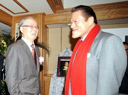 2008年、張本勲氏の無窮花（むくげ）章受賞パーティーで談笑する長嶋茂雄氏とアントニオ猪木氏