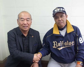 早稲田大学野球部の監督として岡田彰布氏（右）をはじめ多くの選手を育て上げた石山建一氏（左）