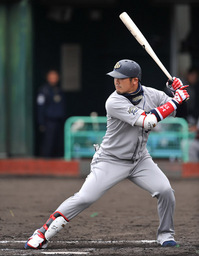 一昨年の33本塁打から昨年は16本塁打と大きく数字を落としたＴ－岡田。今シーズンの巻き返しを誓う