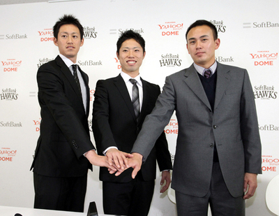 育成選手としてソフトバンクと契約を交わした（左から）柴田亮輔、大立恭平、蕭一傑