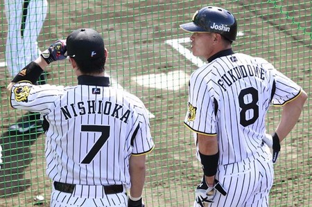 メジャーリーグから復帰した西岡剛と福留孝介。今シーズンの阪神はこの二人の活躍がカギになる