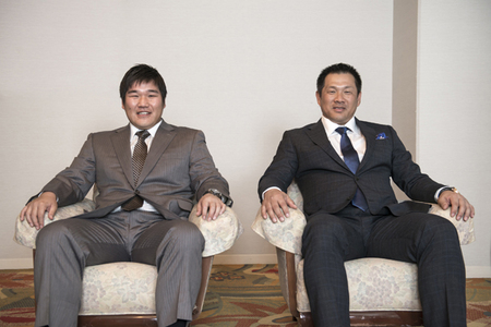 ふたりあわせて６回の本塁打王を獲得している中村剛也選手（写真左）と山﨑武司氏。