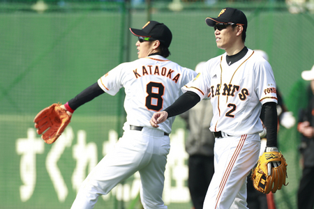 今季、新たにチームに加わった井端弘和（右）と片岡治大。